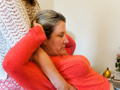 Therapeutischer Griff wird am Rücken durchgeführt. 